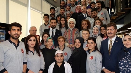 Ensimmäinen rouva Erdoğan tapaa nuoria Mardinissa