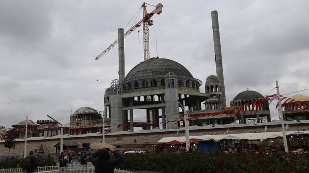 Taksimin moskeija odottaa 2500 ihmistä