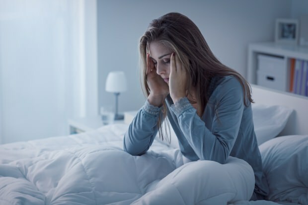 Henkilö, jolla on riittämätöntä unettomuutta, aiheuttaa myös voimakasta päänsärkyä.
