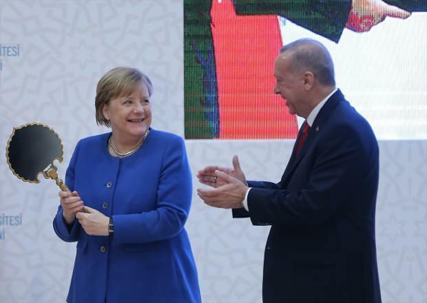 hetki, jolloin Angela Merkel sai lahjan presidentti Erdoganilta 