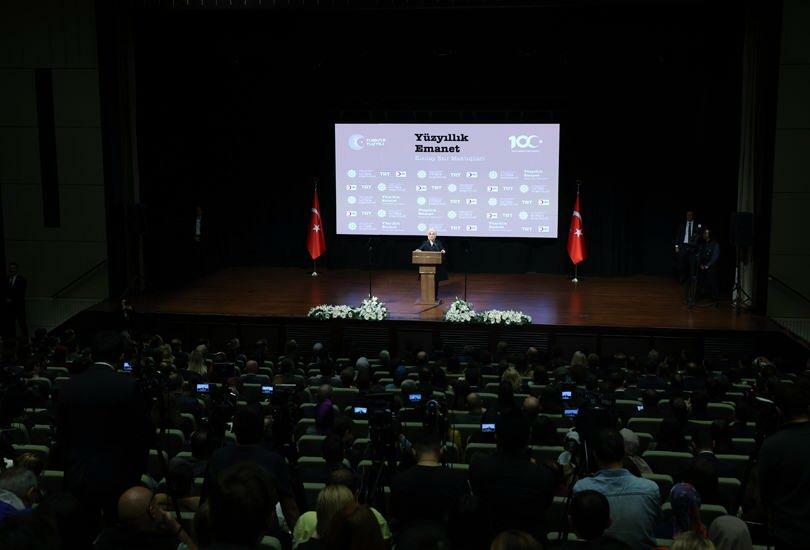 Ensimmäinen nainen Erdoğanin 100-vuotisjuhlaan uskottujen punaisen puolikuun vankeudessa olevien kirjeiden näyttely