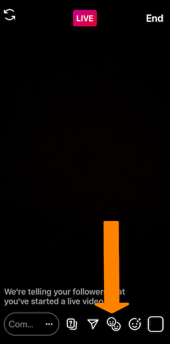 kuvakaappaus Instagram Live -lähetyksestä, jossa oranssi nuoli osoittaa hymiö kasvot -kuvaketta näytön alareunassa