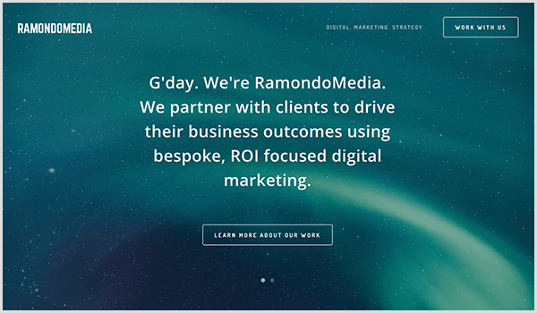 RamandoMedia-verkkosivustolla on tummansininen tausta, jossa on tähtiä ja valonsäikeitä. Kuvan päällä näkyy valkoinen teksti ja painike. Tekstissä lukee G'day. Olemme RamondoMedia. Teemme kumppaneita asiakkaiden kanssa liiketoiminnan tulosten saavuttamiseksi räätälöityyn, sijoitetun pääoman tuottoprosenttiin keskittyvään digitaaliseen markkinointiin. Painikkeen tekstissä lukee Lue lisää työstämme. 