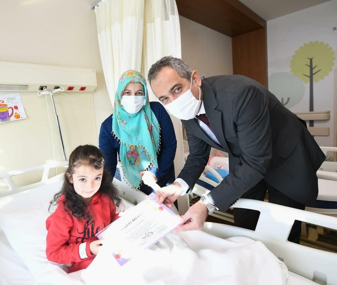 Emine Erdoğan välitti paranemistoiveensa sairaalassa hoidetuille lapsille