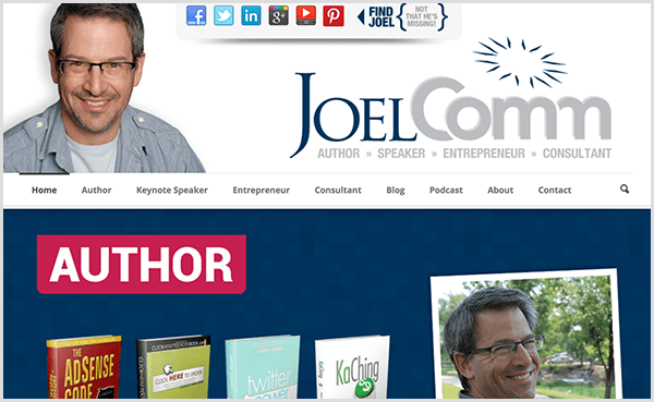 Joel Comm -sivustolla näkyy kuva Joelista hymyillen ja yllään rento, vaaleansininen napitettava paita ja vaaleanharmaa t-paita sen alla. Navigointi sisältää vaihtoehtoja kotiin, kirjailijaan, pääpuhujaan, yrittäjään, konsulttiin, blogiin, podcastiin, Tietoja ja kontakteihin. Liikkuvan kuvan alla oleva liukusäädin korostaa hänen kirjoittamia kirjoja.