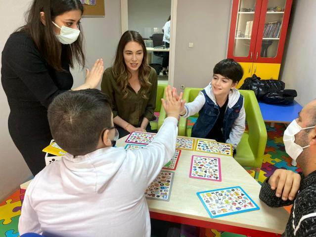 Burfu Biricikin pojan Mustafa Konakin mielekäs vierailu autismin kanssa Fatma-tv-sarjassa