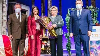 Mestaritaiteilija Nevra Serezli sai 'Lifetime Honorary Award' -palkinnon