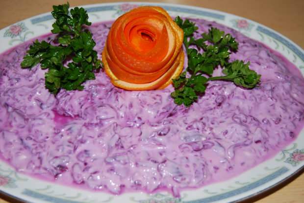 Kuinka tehdä violetti kaalisalaatti helpoimmalla jogurtilla?