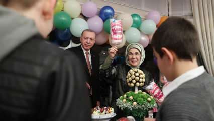 First Lady Erdoganin viesti iftarista, joka he isännöivät lapsia rakkaustaloissa