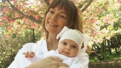 Uusi poseeraus tuoreelta äidiltä Özge Özderiltä pienen tyttärensä kanssa! Eva Luna huomiota ...
