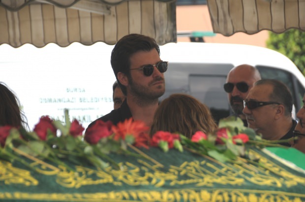 Kivanc Tatlitug Neitsyn isän hautajaisilla