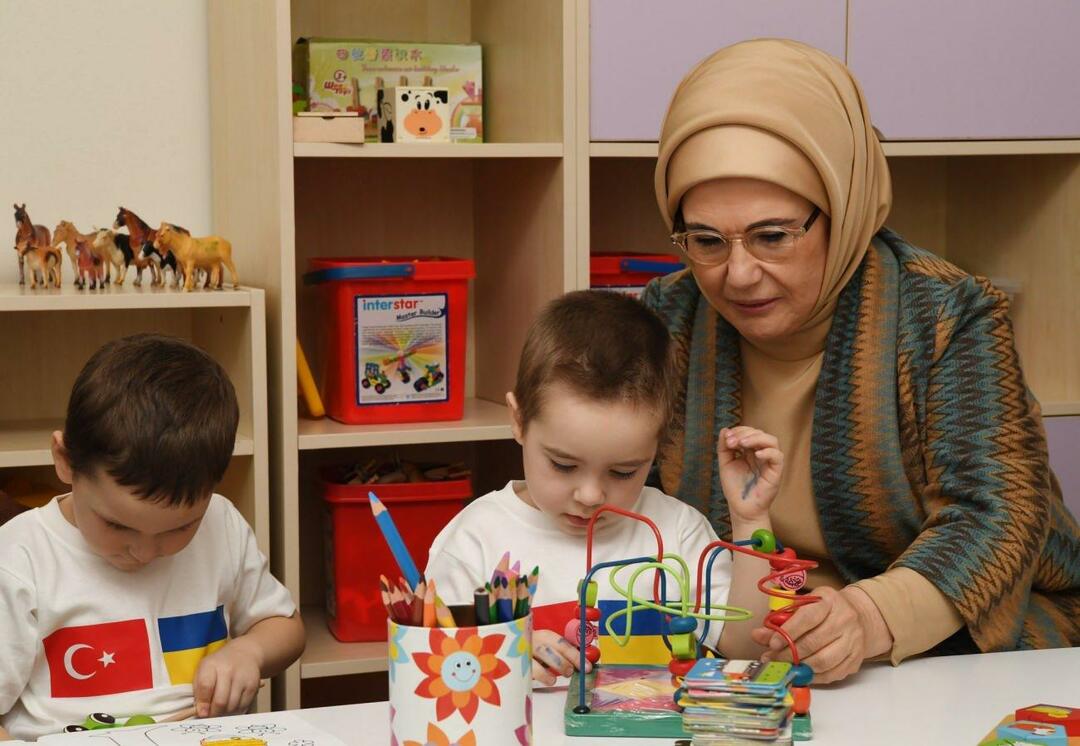 Emine Erdogan leikki ukrainalaisten lasten kanssa