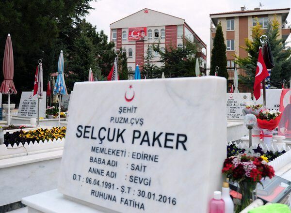 Marttyyri Selcuk Pakerin äiti muutti poikansa haudalta!