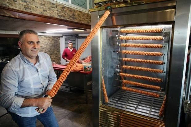 Upouusi maku Adanassa! Tämä Adana-kebab on pidempi!