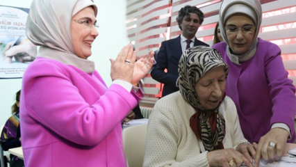 Ensimmäisen Lady Erdoğanin "Lukutaitokampanja" jakaminen