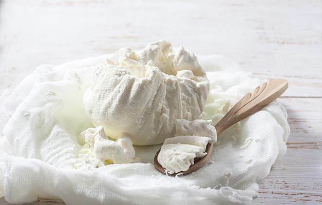 Kuinka käyttää cheeseclothia juustoa ja kireää jogurttia valmistettaessa