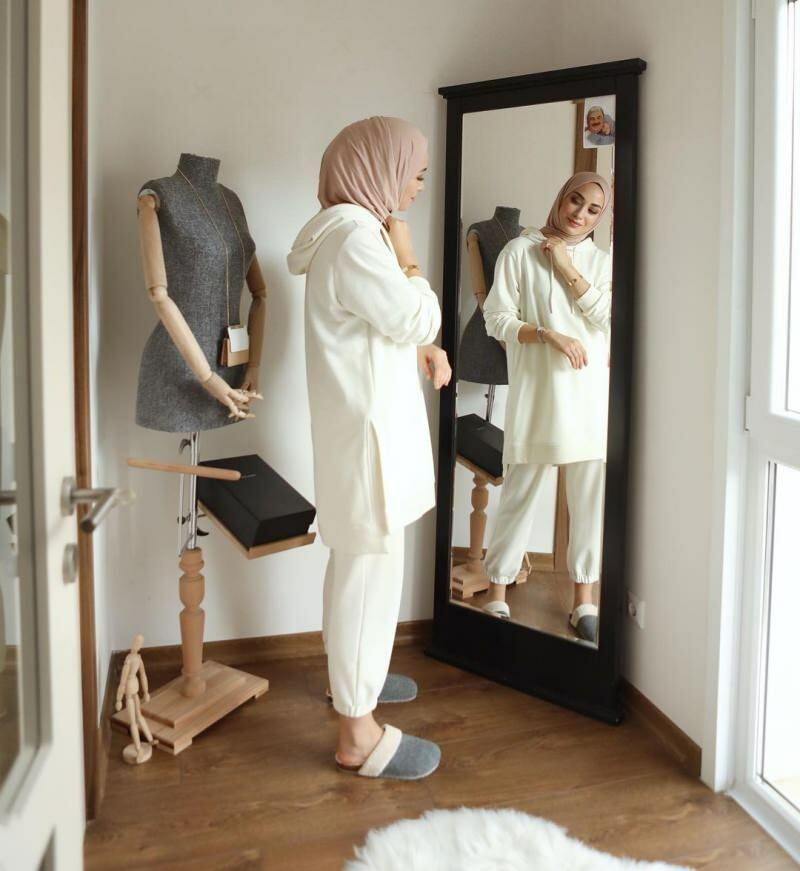 Suosituimmat verryttelypuvut hijab-vaatteissa Kauneimmat raitapuvut
