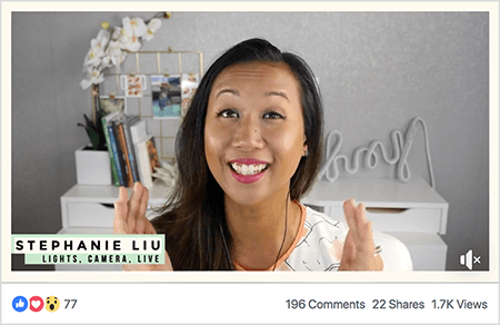 Tämä on kuvakaappaus Stephanie Liusta Facebook-live-videossa. Katsojat näkevät Stephanien hartioista ylöspäin. Stephanie on aasialainen nainen, jonka mustat hiukset roikkuvat hartioidensa alapuolella. Hän on hymyilevä ja meikkiä ja valkoinen paita, jossa on persikka ja musta abstrakti kuvio. Vasemmassa alakulmassa vaaleanvihreällä taustalla on musta teksti "Stephanie Liu, Lights Camera Live". Hänen live-videonsa tausta on harmaa huone, jossa on valkoinen työpöytä. Pöydällä on kirjoja ja valkoinen orkidea neliönmuotoisessa valkoisessa ruukussa. Valkoinen neonkyltti, jossa on "hei", istuu myös pöydällä, ja se on pois päältä. Suoralla videolla on 77 reaktiota, 196 kommenttia, 22, jakoa ja 1,7 tuhatta katselukertaa.