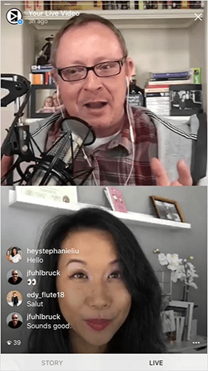 Tämä on kuvakaappaus Instagram Live -videosta, jossa mukana Todd Bergin ja Stephanie Liu. Yläkehyksessä Todd rinnasta ylöspäin. Hän on valkoinen mies, jolla on ruskeat hiukset, yllään kastanjanruskea ja harmaa ruudullinen paita ja lasit, joissa on mustat kehykset. Hän käyttää valkoisia kuulokkeita ja puhuu ammattimikrofoniin. Tausta on kirjahylly kotistudiossa. Alakehyksessä näkyy Stephanie leuasta ylöspäin. Hän on aasialainen nainen, jolla on pitkät mustat hiukset, ja hänellä on meikki. Tausta on harmaa seinä, jossa on valkoinen kuvakehysreuna, ja alemmalla hyllyllä on maljakko valkoisia kukkia. Vasemmassa alakulmassa live-videoiden katsojien kommentit tervehtivät isäntiä ja muita katsojia.