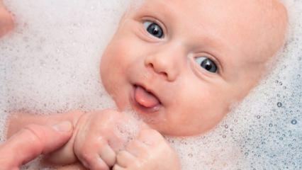 Onko vahingollista pestä vauvoja suolalla? Mistä vastasyntyneen vauvan suolaamisen määrä tulee?