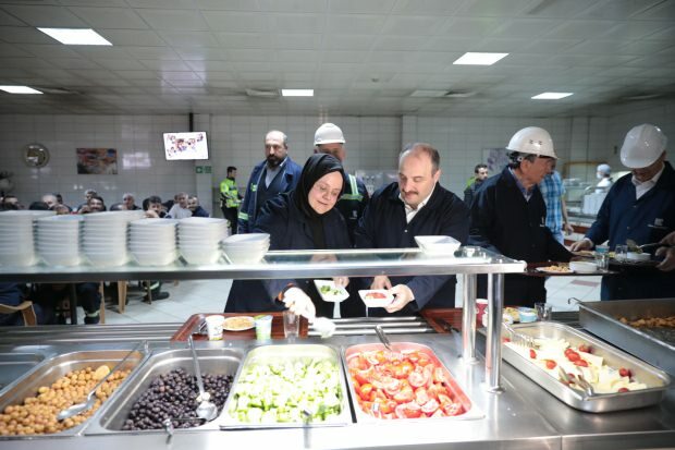 Ministeri Zehra Zümrüt Selçuk ja Mustafa Varank rivivät sahur-illalliseen.