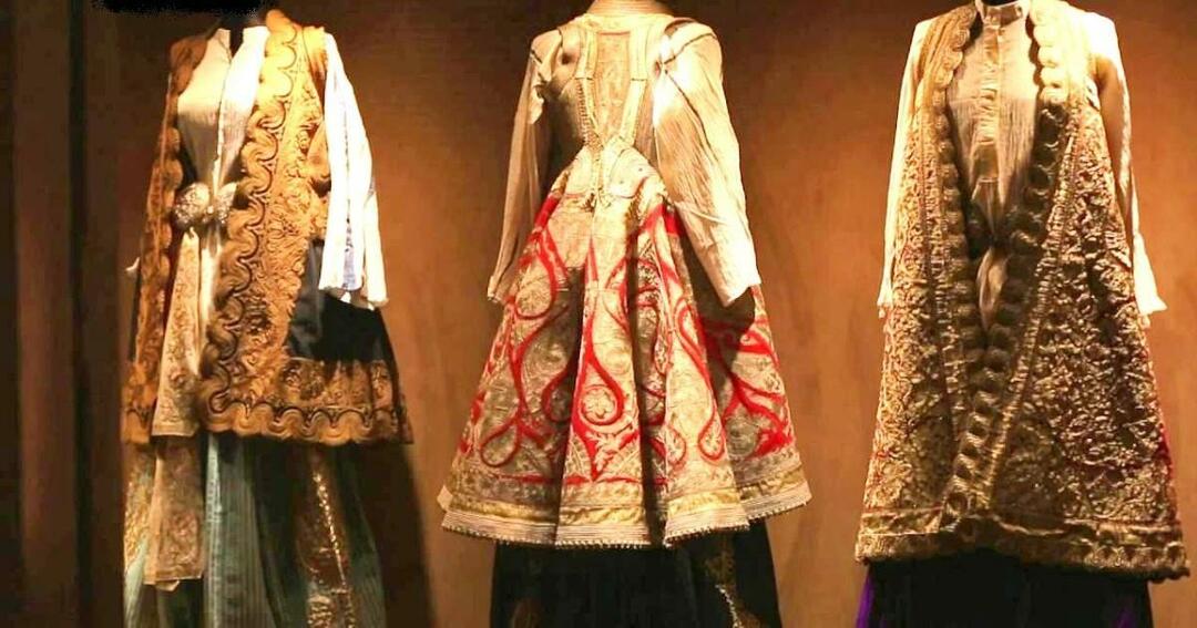 Millaisia ​​naisten vaatteet olivat ottomaanien palatsissa 1700- ja 1800-luvuilla?