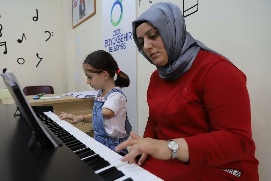 Zeynep oppii soittamaan pianoa äitinsä kanssa