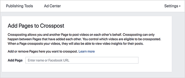 Tämä on kuvakaappaus Facebook Crossposting -asetusnäytöstä. Yläreunan vasemmassa reunassa olevassa valkoisessa palkissa on vaihtoehdot Publishing Tools ja Ad Center. Oikeassa reunassa on Asetukset-vaihtoehto, jota seuraa alaspäin osoittava kolmio. Päänäytössä on vaaleanharmaa tausta ja valkoinen laatikko. Valkoisen laatikon sisällä on ohjeet ristiviestinnän asettamiseksi. Otsikossa lukee "Lisää sivuja ristipisteeseen". Otsikon alapuolella ovat seuraavat ohjeet: "Crossposting antaa sinun ja toisen sivun lähettää videoita toistensa puolesta. Ristiviestejä voi tapahtua vain toistensa lisänneiden sivujen välillä. Sinä päätät, mitkä videot voidaan lähettää ristiin. Kun sivu vie videosi ristiin, hän voi myös tarkastella viestejä koskevia videotietoja. Lisää tai poista sivut täältä, jotka haluat siirtää. Lisätietoja. " Näiden ohjeiden alapuolella on Lisää sivu -tekstiruutu. Tekstikentän sisällä käyttäjiä kehotetaan antamaan nimi tai Facebook-URL. Stephanie Liu sanoo, että postitus on tapa levittää maailmaa ja lisätä sitoutumista live-videosi kanssa.