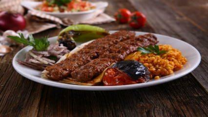 Kuinka tehdä aitoa Adana-kebabia? Kotitekoinen Adana-kebab-resepti