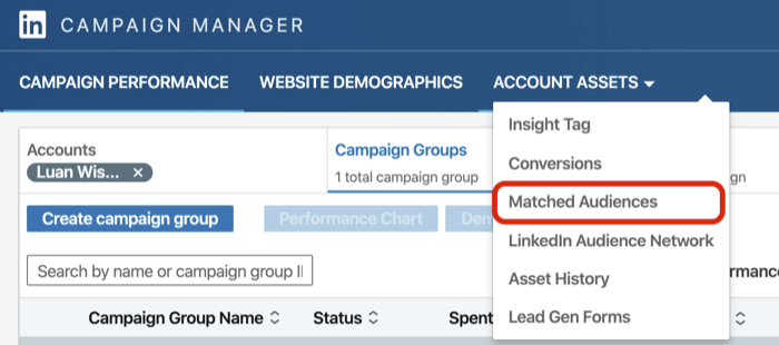 valitse LinkedIn Campaign Manager -sovelluksen avattavasta Tilivarat-valikosta Osuva yleisö