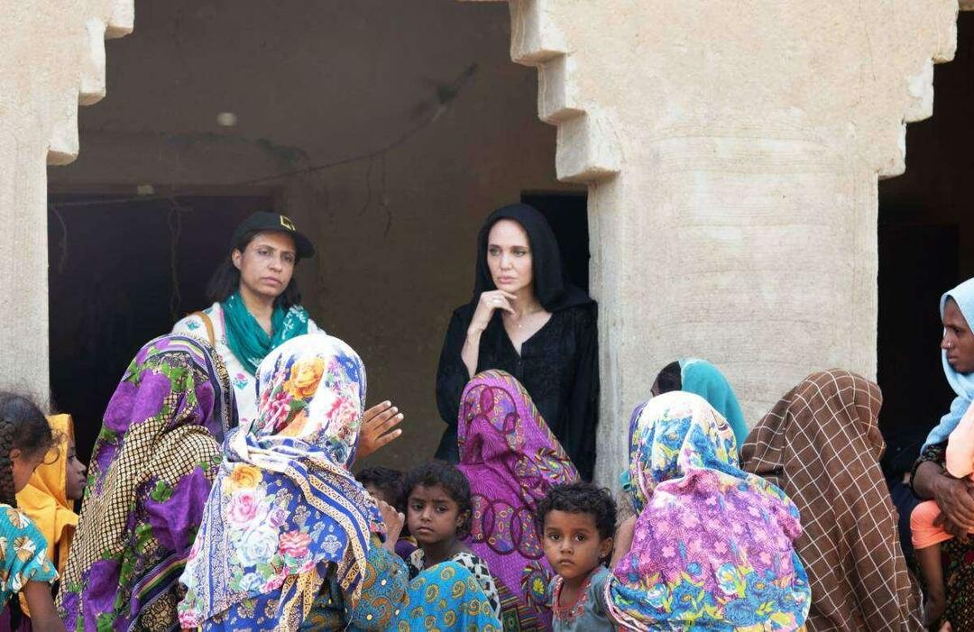  Angelina Jolie vetosi kansainväliseen yhteisöön auttamaan Pakistania.