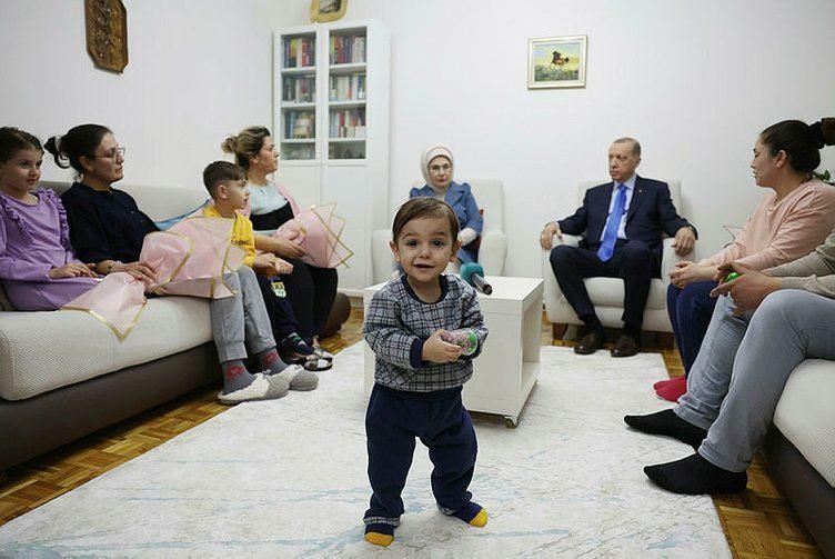 Presidentti Recep Tayyip Erdoğan ja hänen vaimonsa Emine Erdoğan vierailivat maanjäristyksestä selvinneen perheen luona