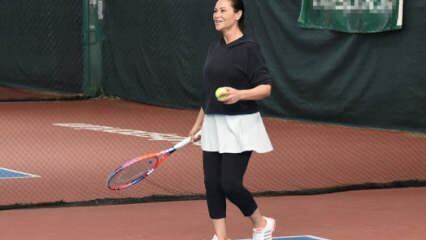 Hülya Avşar pelasi tennistä kotonaan!