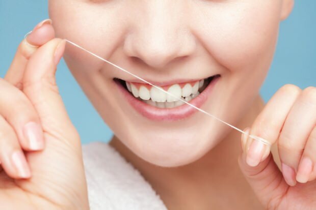 Hammaslankaa on suositeltavaa käyttää jäämien poistamiseen hammasten välillä.