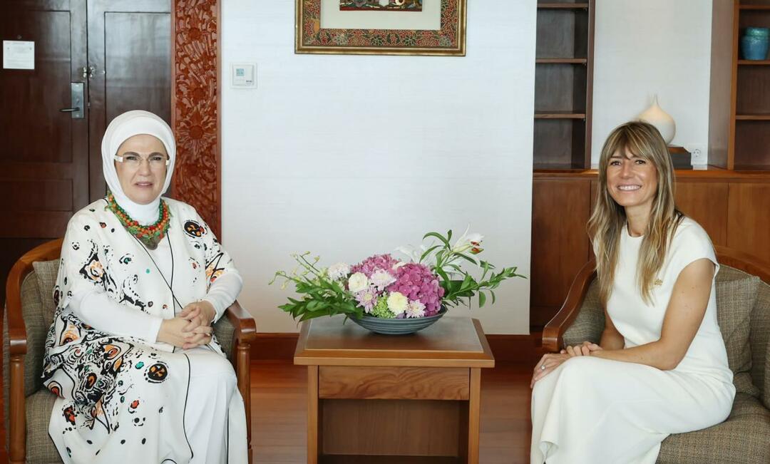 Emine Erdoğan tapasi johtajien vaimoja Balilla