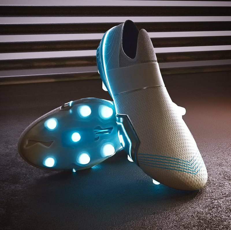 'Tesla' -kengät Nike ja Adidas-suunnittelijalta