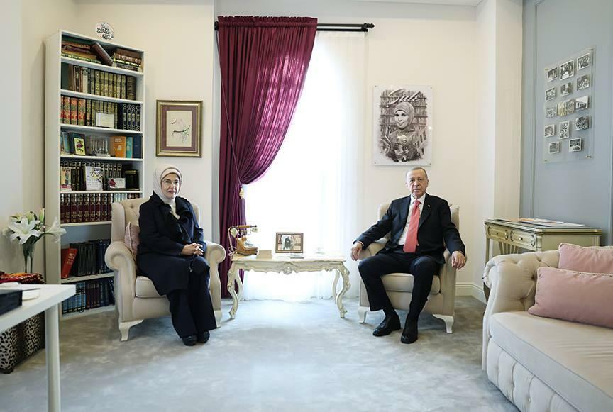 Presidentti Erdoğan ja Emine Erdoğan kiersivät Şule Yüksel Şenler -säätiössä
