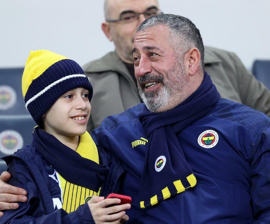 Cem Yılmaz katsoi Fenerbahçe-Galatasarayn ottelua poikansa kanssa