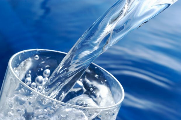 Saako juomavedellä painonnousua? Kuinka monta litraa vettä tulisi juoda päivässä laihtua? Jos juo vettä yöllä ...