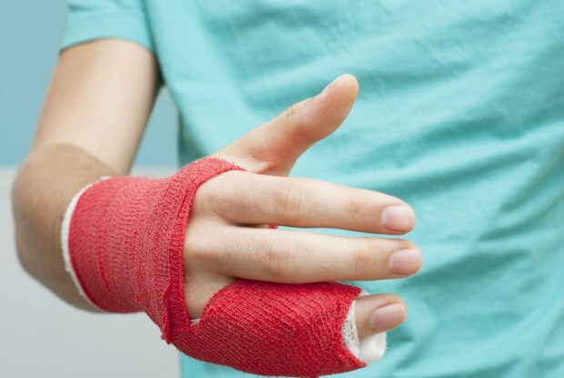 Mikä aiheuttaa sormen rikkoutumisen? Mitkä ovat sormen murtumisen oireet?