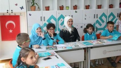 Ensimmäinen rouva Erdoğan vieraili Maarif-kouluissa