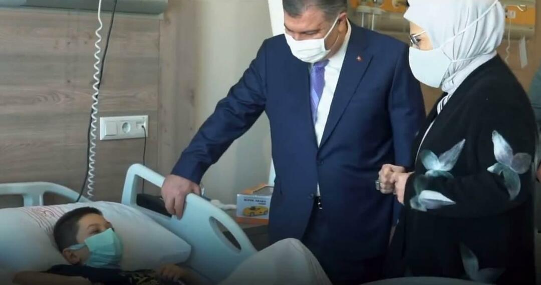 Emine Erdoğan vieraili syöpään sairastuneiden lasten luona Fahrettin Kocan kanssa