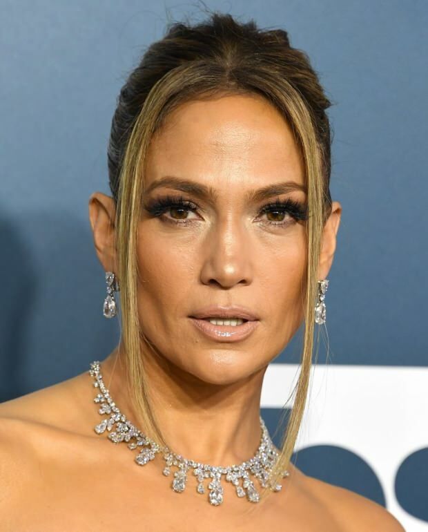 Jennifer Lopez kiinnitti huomiota kaulakorullaan