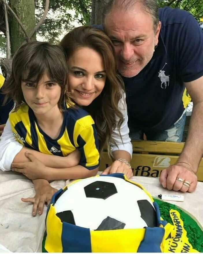 Burak Sergenin entinen vaimo Işıl Sergen ja hänen poikansa