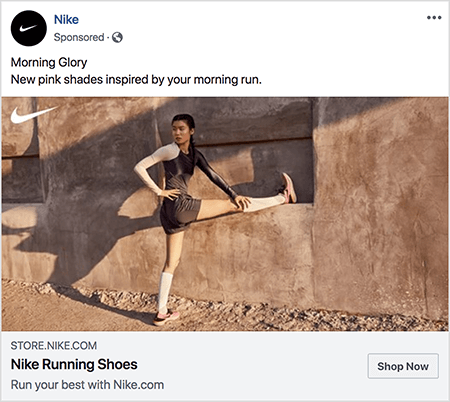 Tämä on Nike-juoksukenkien Facebook-mainos. Mainostekstissä lukee "Morning Glory" ja seuraavalla rivillä "Uudet vaaleanpunaiset sävyt, jotka ovat innoittamana aamulla." Mainoskuvassa aasialainen nainen venyttää toisen jalkansa suoraan ulospäin ja jalkansa reunalla ja toisen jalkansa maahan. Hänen yläpuoliskonsa kiertyy sivulle. Hänellä on yllään vaaleanpunaiset Nike-juoksukengät, valkoiset polvisukat, tummanharmaat shortsit ja tankkitoppi. Hänen hiuksensa vedetään ylös. Hän on likapolulla stukki- tai savimaisen rakennuksen edessä. Talia Wolf sanoo, että Nike on loistava esimerkki brändistä, joka käyttää tunteita mainonnassa.