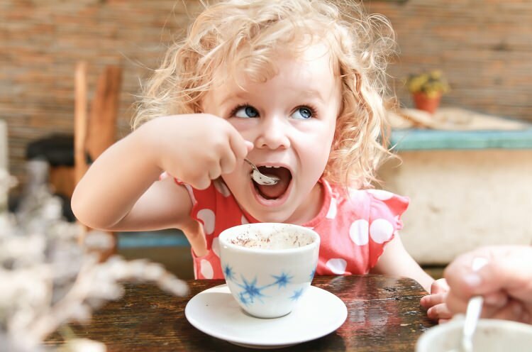 Voivatko lapset juoda kahvia? Onko se haitallista?