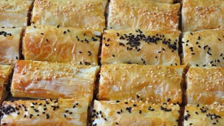 Kuinka tehdä sieni piirakka baklava phylosta?