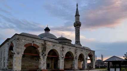 Minne ja miten mennä Muradiyen moskeijaan? Mestariteos, jossa on turkkilaisen laattataiteen jälkiä