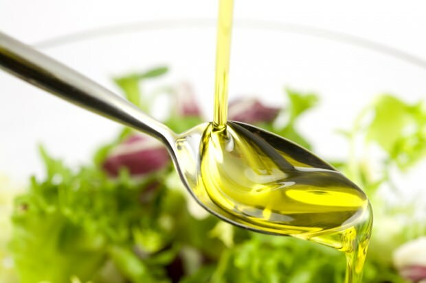 Mitä hyötyä oliiviöljystä on iholle ja hiuksille? Kuinka oliiviöljyä levitetään hiuksiin ja ihoon?