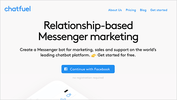 Chatfuelin kotisivulla yrityksen nimi näkyy sinisellä tekstillä vasemmassa yläkulmassa. Oikeassa yläkulmassa seuraavat navigointivaihtoehdot näkyvät myös sinisenä tekstinä: Tietoja meistä, Hinnoittelu, Blogi ja Aloittaminen. Verkkosivun yläosassa keskellä suuri otsikko sanoo mustalla tekstillä “Suhteeseen perustuva Messenger-markkinointi”. Otsikon alapuolella, myös mustalla tekstillä, on kaksi virkettä: "Luo Messenger-botti markkinointia, myyntiä ja tukea varten maailman johtavalla chatbot-alustalla. Aloita ilmaiseksi. " Tämän tekstin alla on sininen painike, jossa lukee "Jatka Facebookin kanssa". Mary Kathryn Johnson toteaa, että Chatfuel on sovellus, jolla voit luoda Messenger-botin.